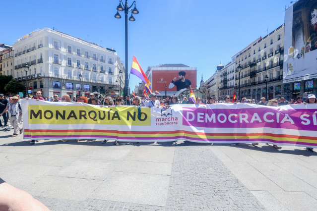 Archivo - Cientos de personas durante una marcha contra la monarquía, a 16 de junio de 2024, en Madrid (España).
