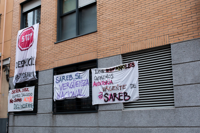 Archivo - Varios carteles para pedir respuesta a Sared por el desalojo de 18 familias en Carabanchel. Archivo.