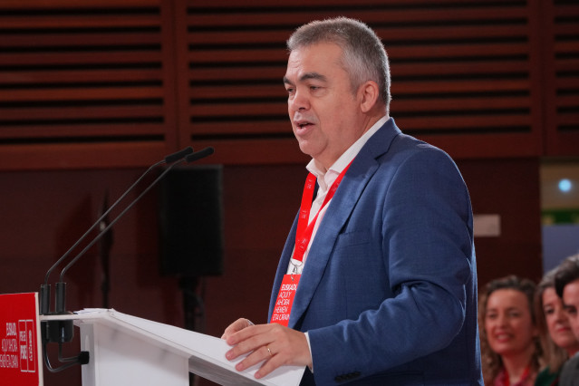 Archivo - El secretario de Organización del PSOE, Santos Cerdán, interviene durante la clausura del 10º Congreso del PSE-EE, en el Palacio de Congresos y Auditorio Kursaal, a 16 de febrero de 2025, en San Sebastián,