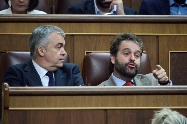 El secretario de Organización del PSOE, Santos Cerdán (i), durante una sesión plenaria en el Congreso de los Diputados, a 12 de junio de 2025, en Madrid (España).