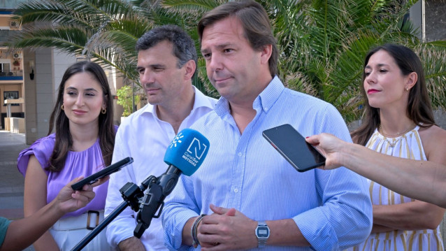 El secretario general del PP-A, Antonio Repullo, este sábado en declaraciones a los medios en Cádiz, acompañado por el alcalde de la ciudad, Bruno García.