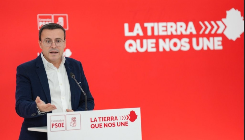 Archivo - El secretario general del PSOE de Extremadura, Miguel Ángel Gallardo, en rueda de prensa en Mérida. Imagen de archivo