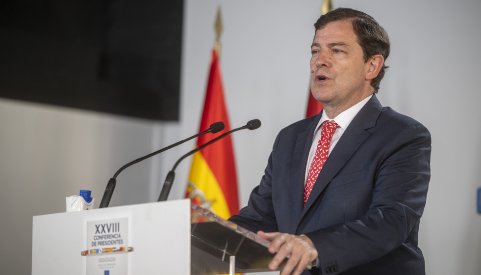 El presidente de la Junta de Castilla y León, Alfonso Fernández Mañueco, ofrece declaraciones a los medios posterior a la XXVIII Conferencia de Presidentes, en Palau de Pedralbes de Barcelona, a 6 