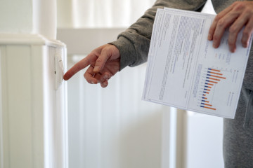 Archivo - El precio de la luz será negativo o cero este domingo durante diez horas, entre las 9.00 y las 19.00 horas.