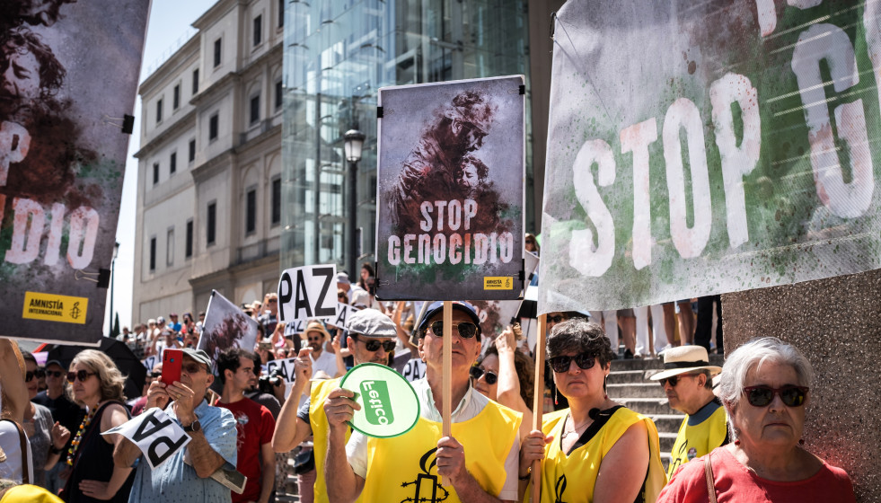 Varias personas durante una manifestación en apoyo a Palestina, en la Plaza de Juan Goytisolo, a 14 de junio de 2025, en Madrid (España).