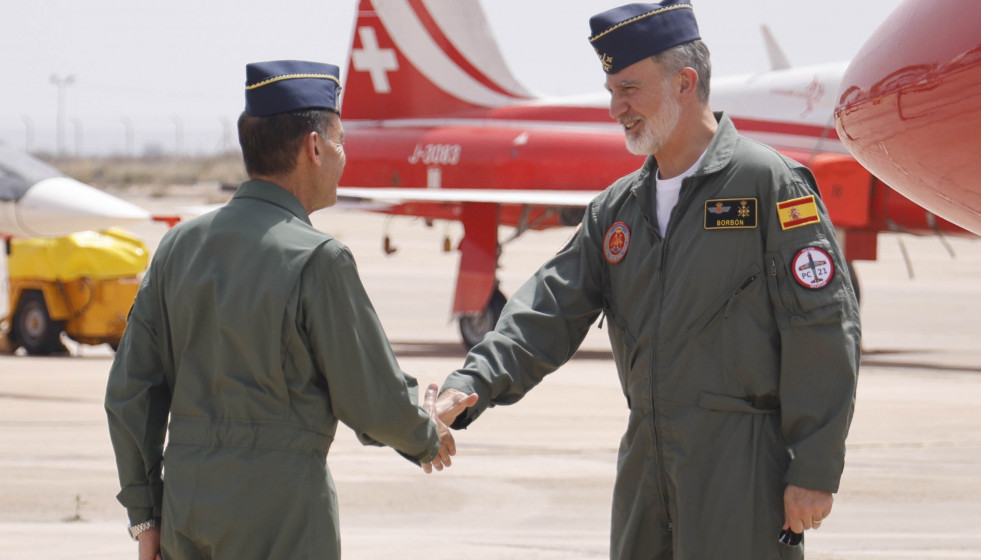 El Rey Felipe VI (d) a su llegada a la Academia General del Aire y del Espacio (AGA), a 14 de junio de 2025, en San Javier, Región de Murcia (España). Esta es una de las mayores exposiciones de aero