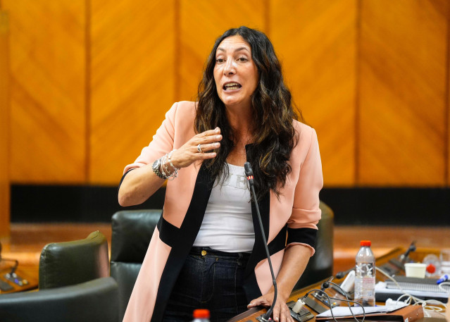 La consejera de Inclusión Social, Juventud, Familias e Igualdad, Loles López, en Pleno del Parlamento.