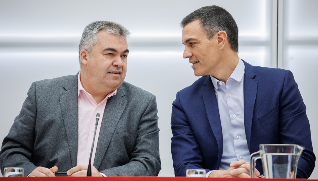 Archivo - El secretario de Organización del Partido Socialista, Santos Cerdán, y el secretario general del PSOE y presidente del Gobierno, Pedro Sánchez