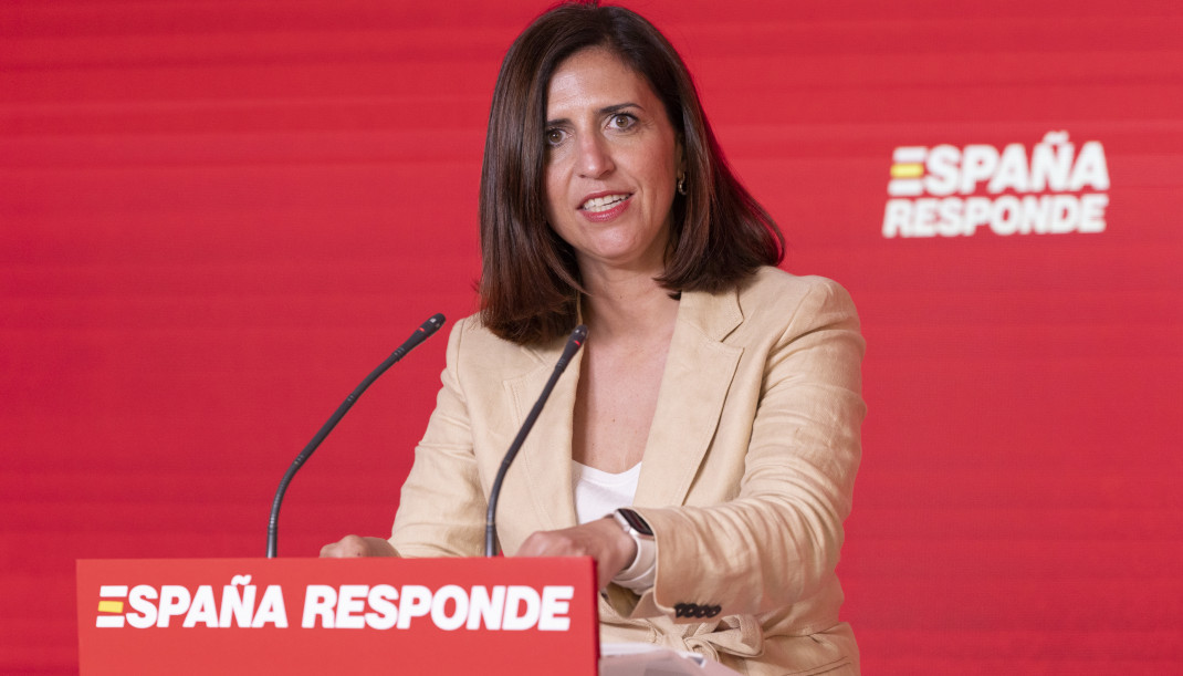La portavoz del PSOE, Esther Peña, en una rueda de prensa en la sede de Ferraz.