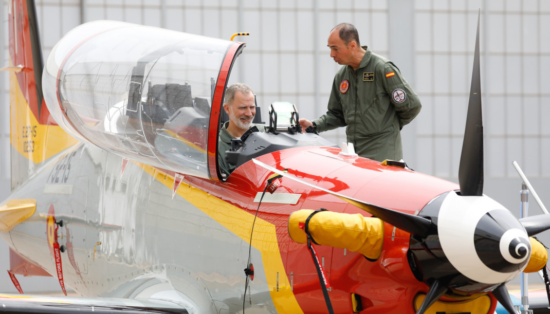 Archivo - El Rey Felipe VI (i) probando una aeronave militar durante su visita a la Academia General del Aire en San Javier, a 6 de mayo de 2024, en San Javier, Murcia, Región de Murcia (España). El