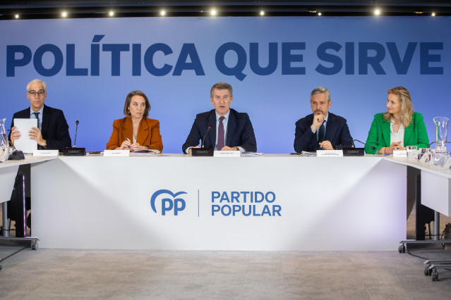 Archivo - El presidente del PP, Alberto Núñez Feijóo, preside una reunión del PP acompañado por miembros de la dirección del partido.