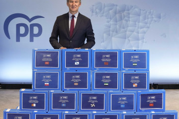 El líder del PP, Alberto Núñez Feijóo, presenta sus avales para presidir el congreso del PP.