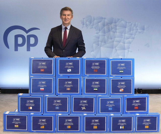 El líder del PP, Alberto Núñez Feijóo, presenta sus avales para presidir el congreso del PP.