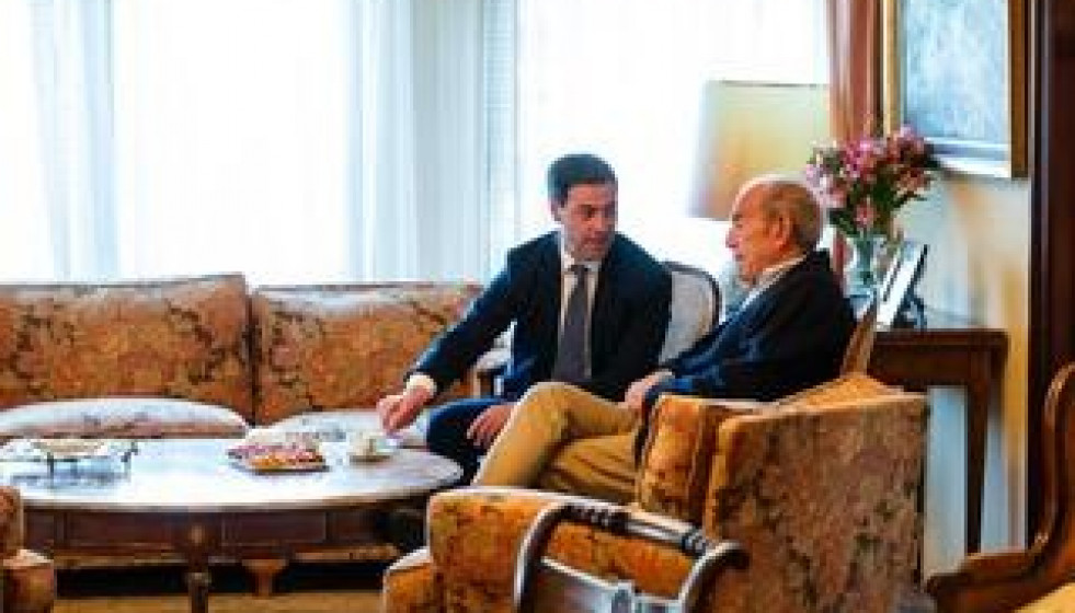 El lehendakari, Imanol Pradales, y el exlehendakari, Carlos Garaikoetxea.