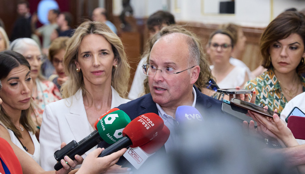 El portavoz del PP en el Congreso, Miguel Tellado (c), junto a la diputada del PP Cayetana Álvarez de Toledo (i), a 13 de junio de 2025, en Madrid (España).