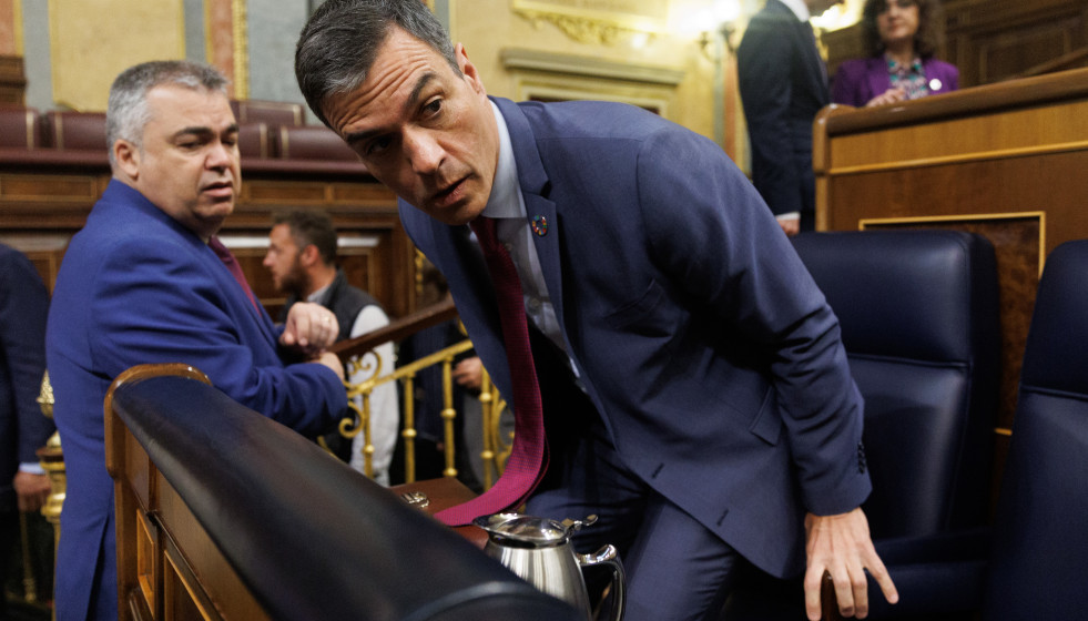 Archivo - El secretario de organización del PSOE, Santos Cerdán (i) y el presidente del Gobierno, Pedro Sánchez (d), a su llegada a una sesión plenaria en el Congreso de los Diputados, a 19 de abr