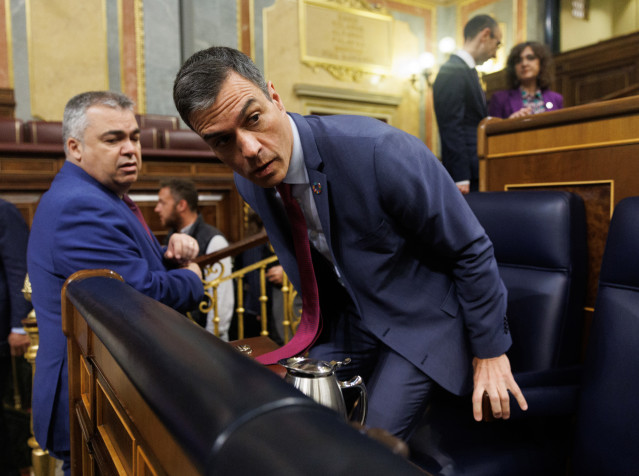 Archivo - El secretario de organización del PSOE, Santos Cerdán (i) y el presidente del Gobierno, Pedro Sánchez (d), a su llegada a una sesión plenaria en el Congreso de los Diputados, a 19 de abril de 2023, en Madrid (España).