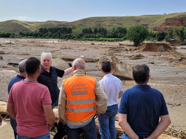 El consejero Octavio López en Azuara (Zaragoza),  donde la crecida del río Cámaras se ha llevado por delante un puente de 120 metros de largo.