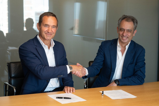 Carlos Vecino, director de Comercialización de Naturgy y Pierre-Yves Sachet, director de Mobility de Moeve, en la firma del acuerdo
