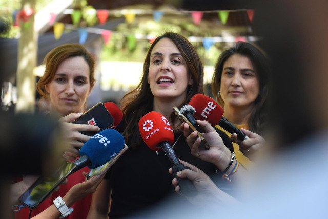 La portavoz de Más Madrid en el Ayuntamiento, Rita Maestre, ofrece declaraciones a los medios antes de la verbena de Más Madrid bajo el nombre de “La Madrileña 2025”, en el Auditorio del Parque Paraíso, a 24 de mayo de 2025, en Madrid (España).