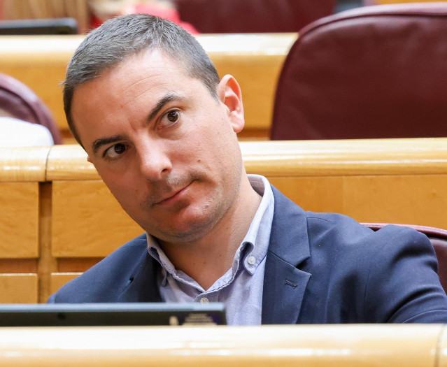 Archivo - El senador del PSOE, Juan Lobato, durante un pleno en el Senado, a 9 de abril de 2025, en Madrid (España). El grupo popular defiende durante el pleno de hoy una moción para reprobar a la vicepresidenta primera y ministra de Hacienda, ‘’por el in