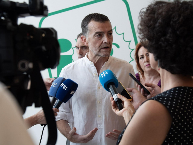 El coordinador federal de IU, Antonio Maíllo, en una atención a medios en Granada.