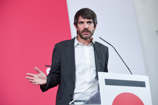 El ministro de Cultura, Ernest Urtasun, durante una rueda de prensa de Sumar, en el Espacio Rastro, a 16 de junio de 2025, en Madrid (España).