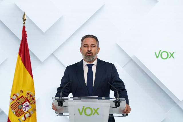 El presidente de Vox, Santiago Abascal, ofrece declaraciones a la prensa tras el Comité de Acción Política (CAP), a 16 de junio de 2025, en Madrid (España).