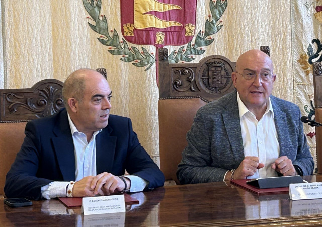 El presidente de la Asociación de Trabajadores Autónomos (ATA), Lorenzo Amor, junto al alcalde de Valladolid.