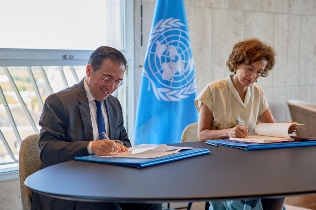 El ministro de Asuntos Exteriores, Unión Europea y Cooperación, José Manuel Albares, firma con la secretaria general de la UNESCO, Audrey Azoulay, el acuerdo para que Barcelona acoja Mondiacult