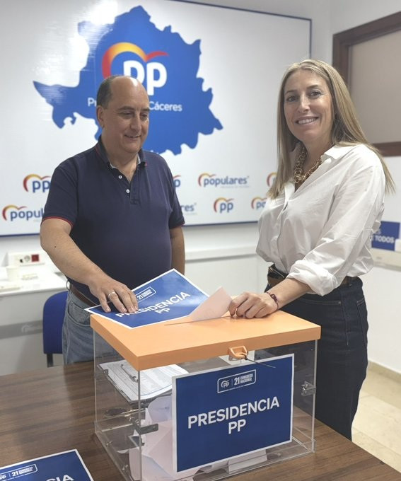 María Guardiola vota por Alberto Nuñez Feijóo para seguir liderando el PP