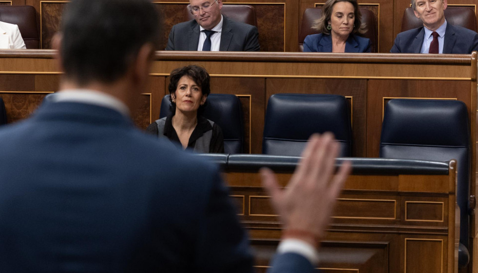 Archivo - El presidente del Gobierno, Pedro Sánchez, contestando en el Congreso al líder del PP, Alberto Núñez Feijóo, en una sesión de control
