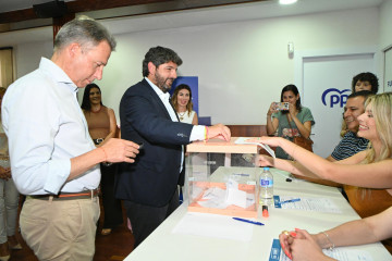 El presidente del PP de la Región de Murcia, Fernando López Miras, ejerce su derecho a voto en la sede del PP de Lorca en el marco de las elecciones internas a presidente nacional del partido con mo
