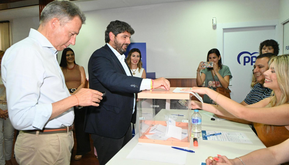 El presidente del PP de la Región de Murcia, Fernando López Miras, ejerce su derecho a voto en la sede del PP de Lorca en el marco de las elecciones internas a presidente nacional del partido con mo