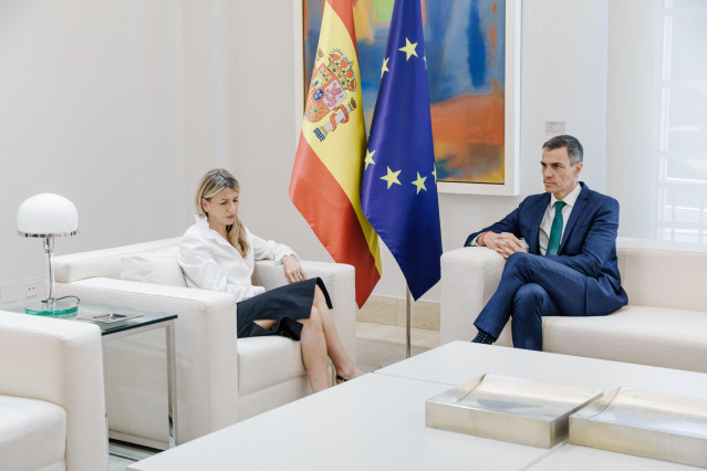 El presidente del Gobierno, Pedro Sánchez, y la vicepresidenta segunda y ministra de Trabajo y Economía Social, Yolanda Díaz, durante una reunión, en el Palacio de la Moncloa, a 16 de junio de 2025, en Madrid (España).