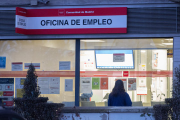 Archivo - Varias personas en la puerta de una oficina del SEPE, a 3 de enero de 2025, en Madrid (España).