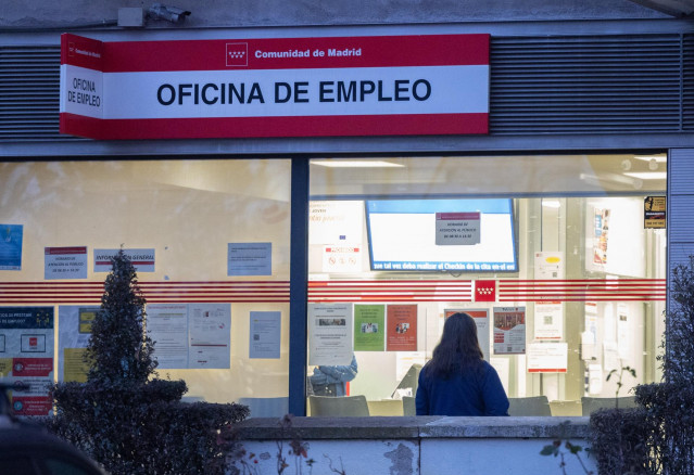 Archivo - Varias personas en la puerta de una oficina del SEPE, a 3 de enero de 2025, en Madrid (España).