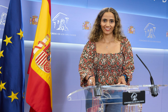 La diputada de Sumar Tesh Sidi durante una rueda de prensa anterior a la reunión de la Junta de Portavoces, en el Congreso de los Diputados, a 17 de junio de 2025, en Madrid (España).
