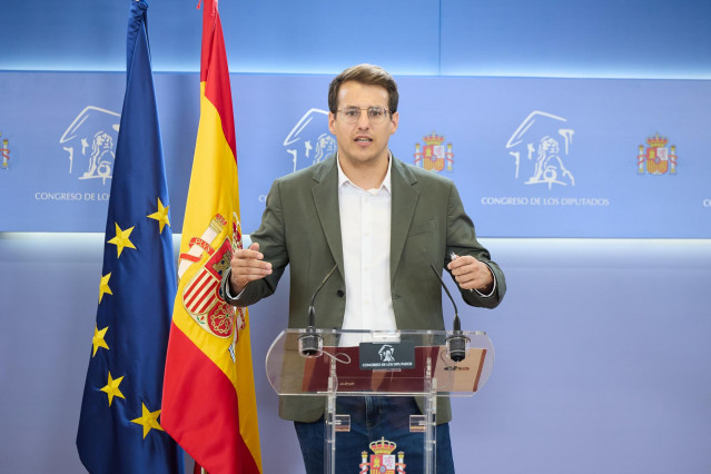 El diputado de Sumar Jorge Pueyo durante una rueda de prensa anterior a la reunión de la Junta de Portavoces, en el Congreso de los Diputados, a 17 de junio de 2025, en Madrid (España).