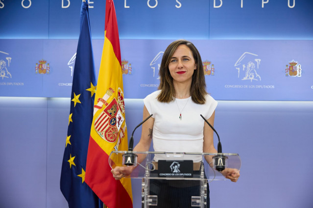 La portavoz de Podemos en el Congreso, Ione Belarra, durante una rueda de prensa anterior a la reunión de la Junta de Portavoces, en el Congreso de los Diputados, a 17 de junio de 2025, en Madrid (España).