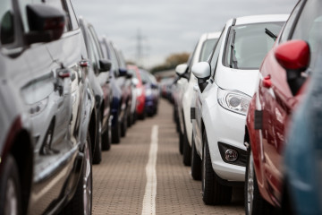 Archivo - Fila de coches en la carretera