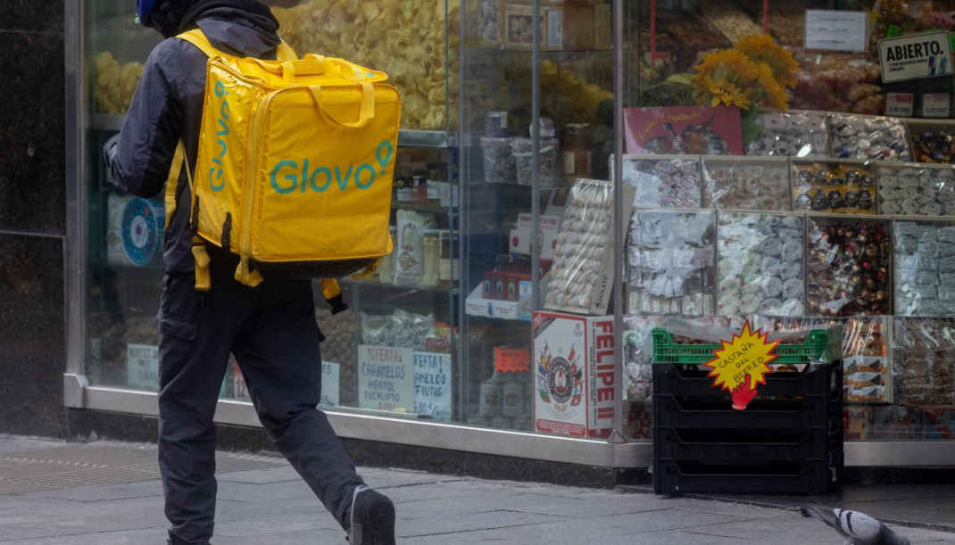 Archivo - Un repartidor de Glovo, a 2 de diciembre de 2024, en Madrid (España)