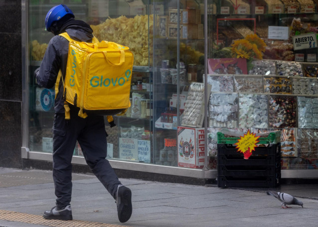 Archivo - Un repartidor de Glovo, a 2 de diciembre de 2024, en Madrid (España)
