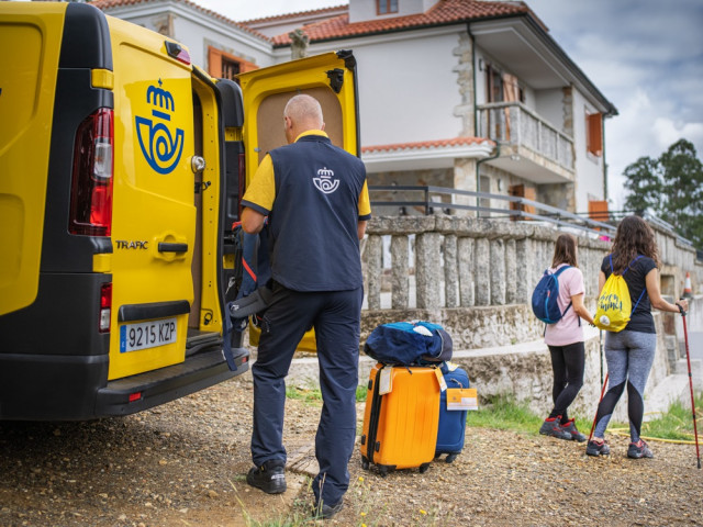 Archivo - Economía.- Correos destinará tres millones para empezar a rejuvenecer la edad media de su plantilla, de 52 años