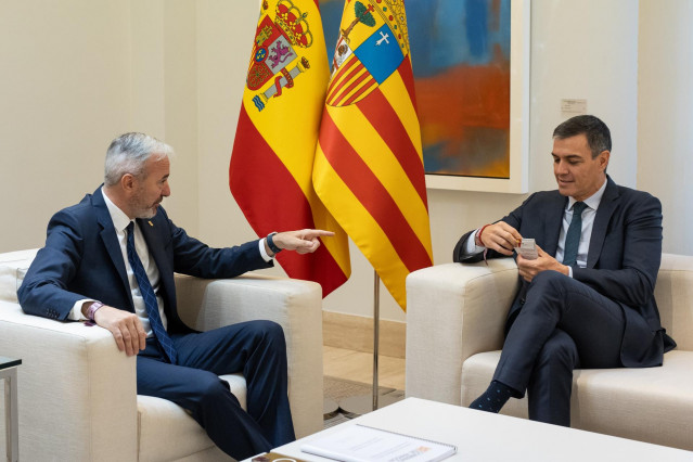 Archivo - El presidente del Gobierno, Pedro Sánchez (d), durante su reunión con el presidente de Aragón, Jorge Azcón (i), en el Complejo de La Moncloa, en 2024.