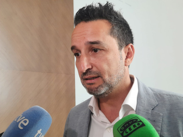 El diputado de Cultura, Deportes y Juventud de la institución provincial pacense, Ricardo Cabezas, atiende a los medios de comunicación