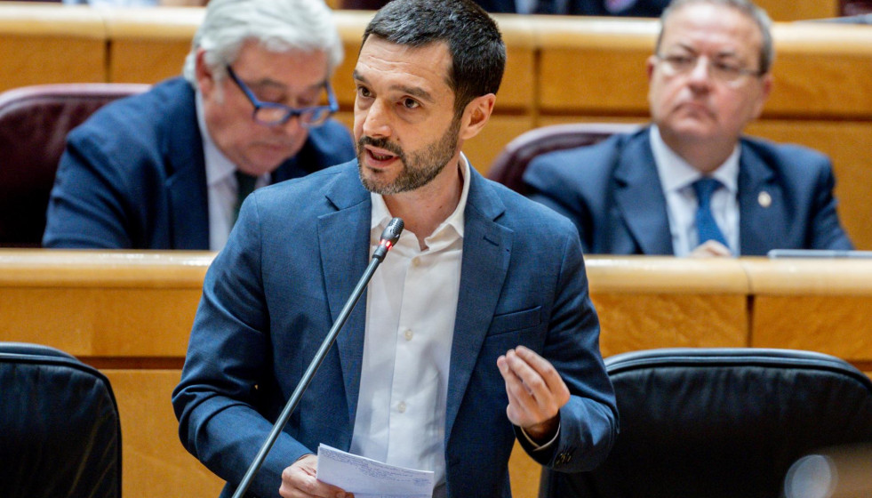 Archivo - El ministro de Derechos Sociales, Consumo y Agenda 2030, Pablo Bustinduy, durante una sesión de control al Gobierno, en el Senado, a 22 de abril de 2025, en Madrid (España).