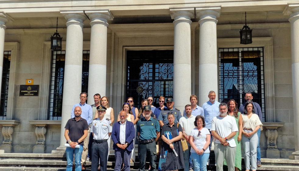Imagen del minuto de silencio en la Subdelegación del Gobierno de Pontevedra.