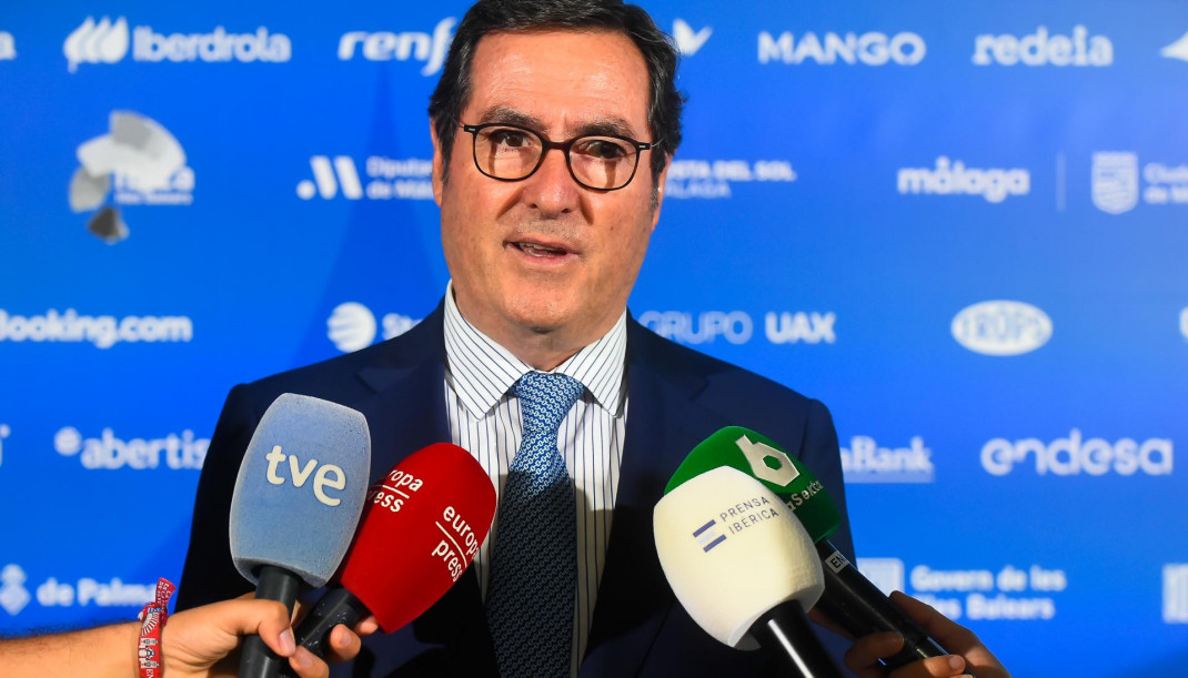El presidente de la CEOE, Antonio Garamendi, atiende a los medios en Málaga
