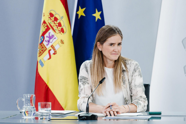 La vicepresidenta tercera y ministra para la Transición Ecológica y el Reto Demográfico, Sara Aagesen, durante una rueda de prensa tras el Consejo de Ministros, en el Palacio de la Moncloa, a 17 de junio de 2025, en Madrid (España).